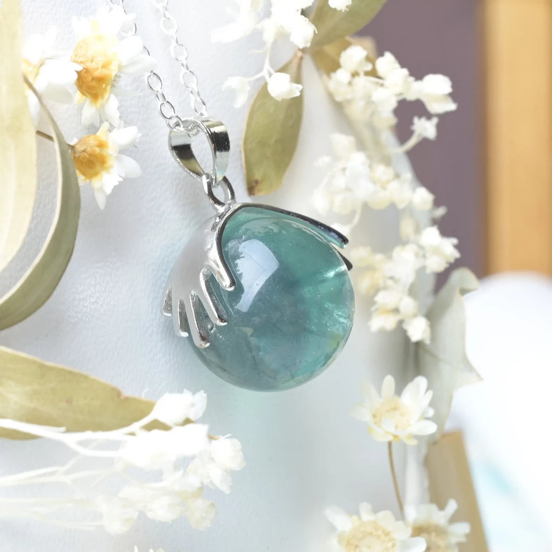 Pendentif main Fluorine – Harmonie et Équilibre Spirituel