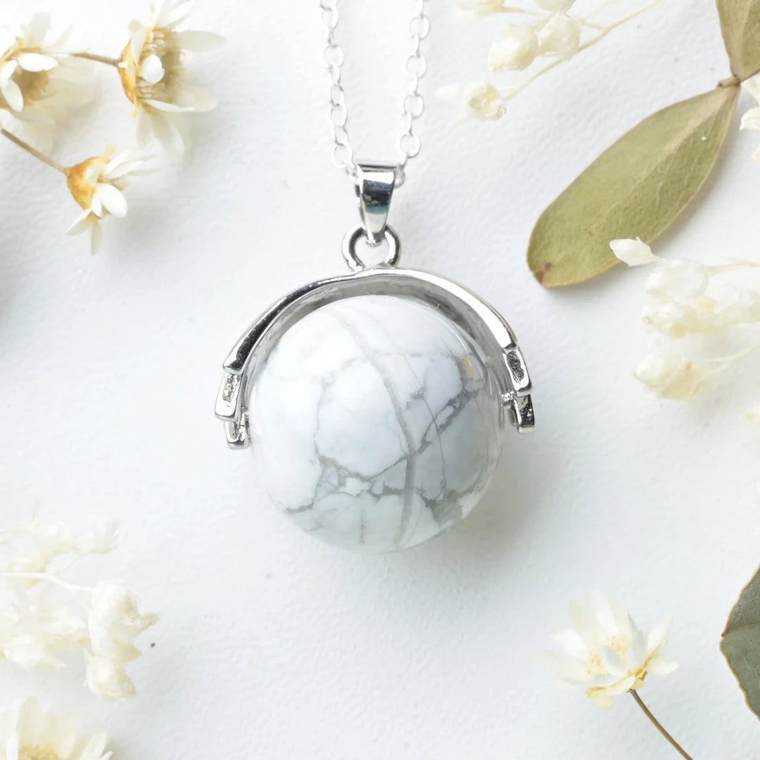 Pendentif main Howlite – Paix Intérieure et Clarté Mentale
