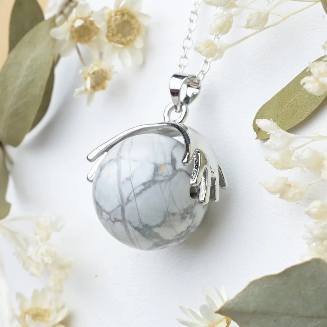 Pendentif main Howlite – Paix Intérieure et Clarté Mentale