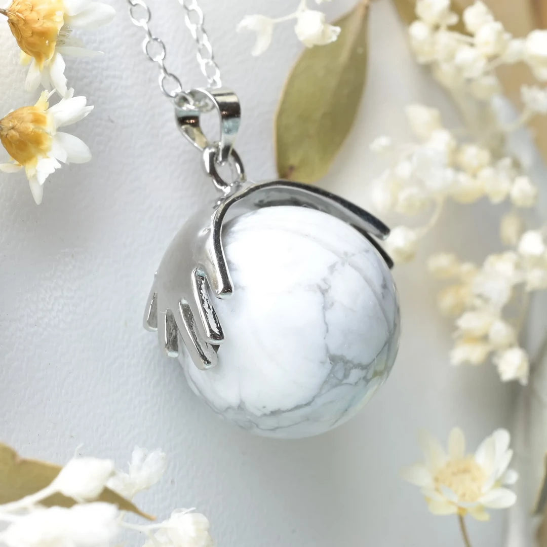 Pendentif main Howlite – Paix Intérieure et Clarté Mentale