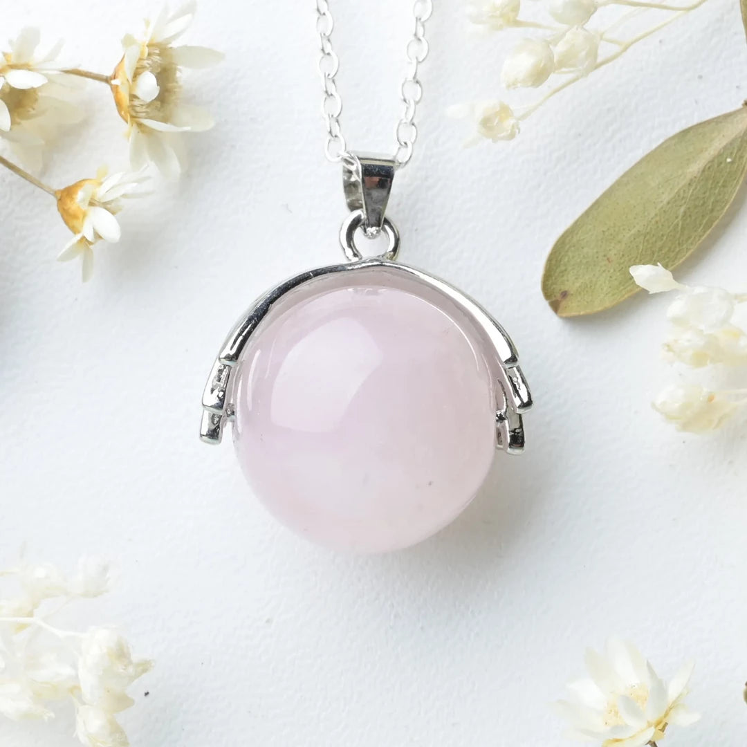 Pendentif main Quartz Rose – Amour et Guérison Émotionnelle