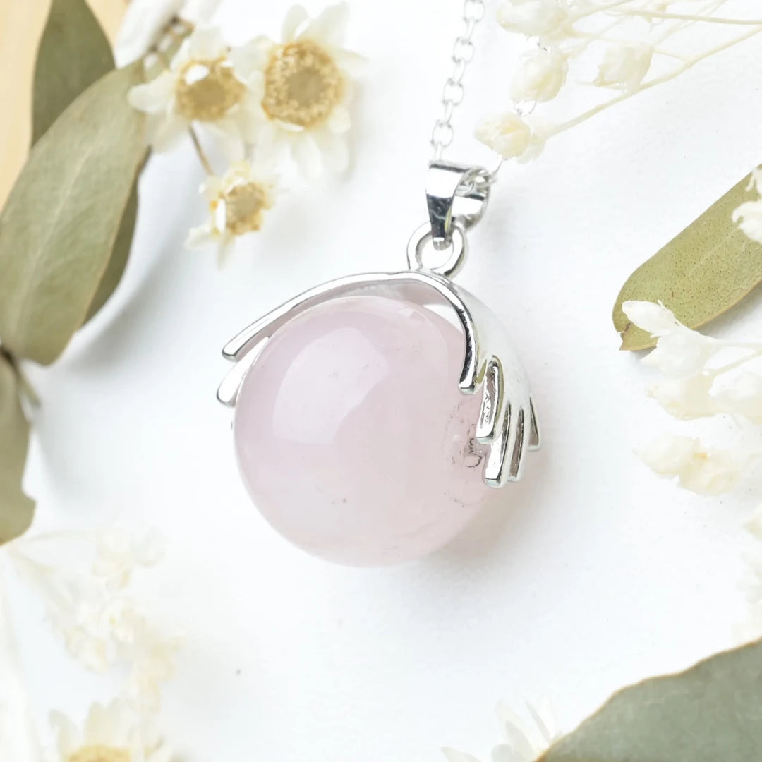 Pendentif main Quartz Rose – Amour et Guérison Émotionnelle