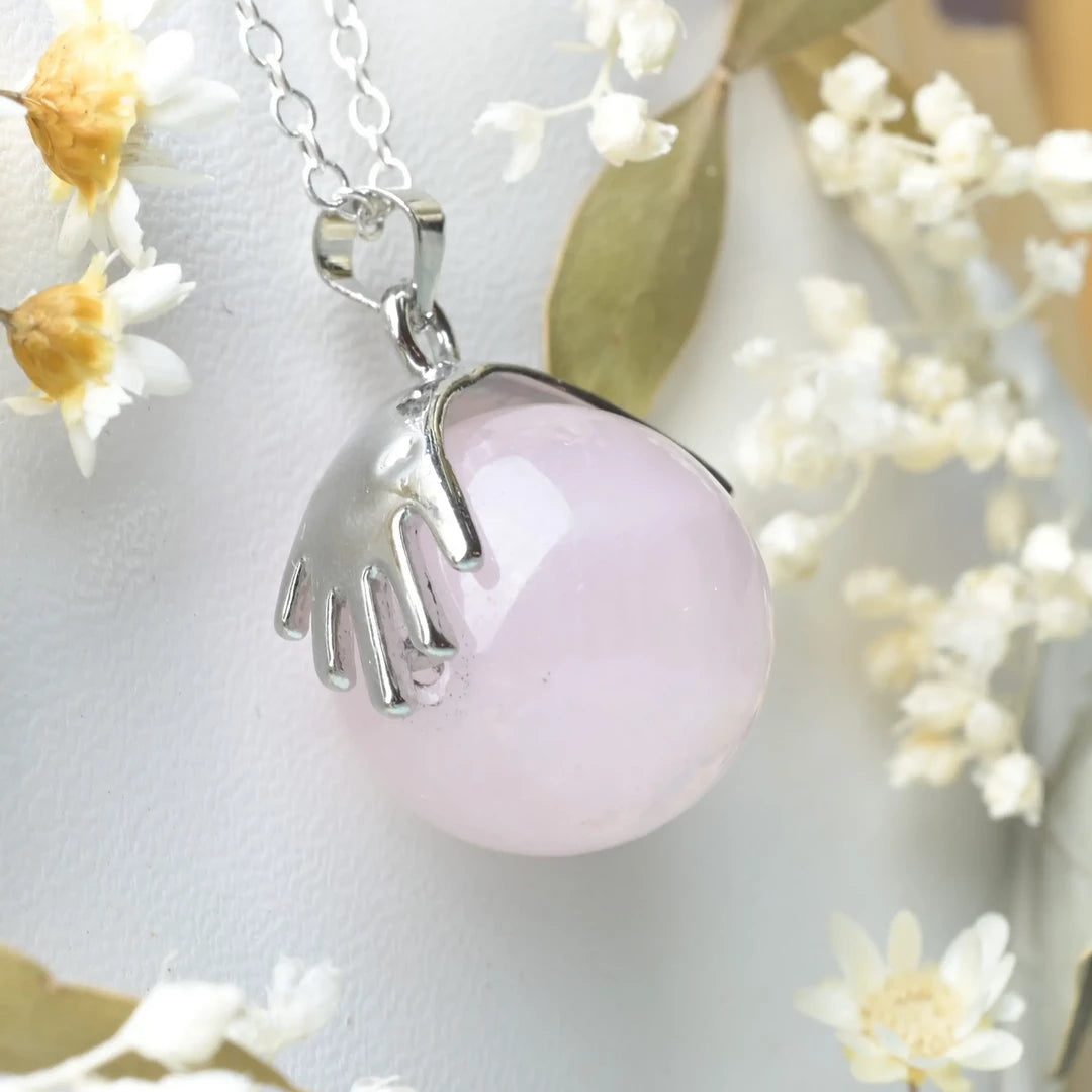Pendentif main Quartz Rose – Amour et Guérison Émotionnelle