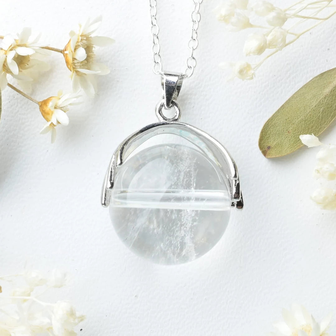 Pendentif main Cristal de roche – Clarté, Guérison et Énergie Positive