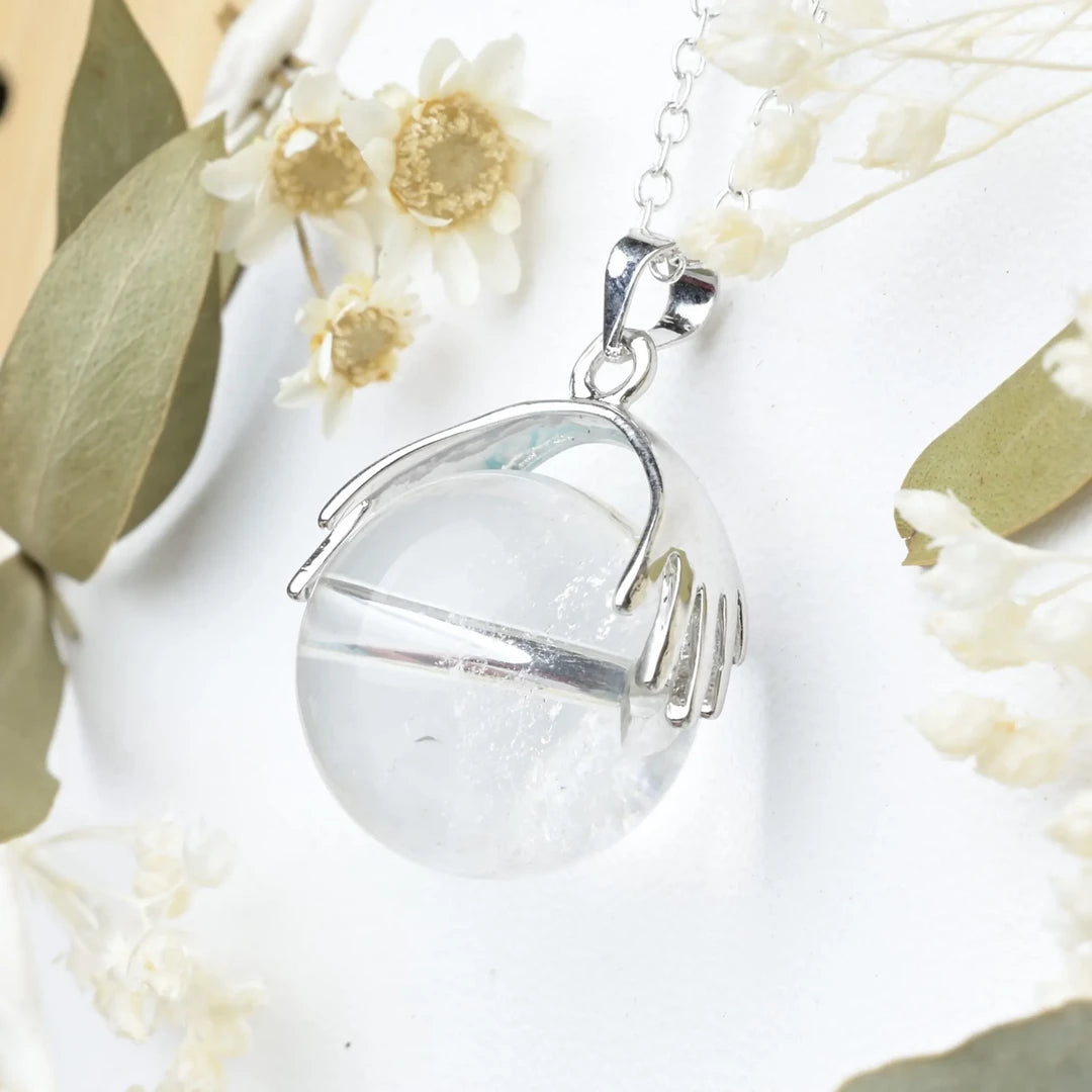Pendentif main Cristal de roche – Clarté, Guérison et Énergie Positive
