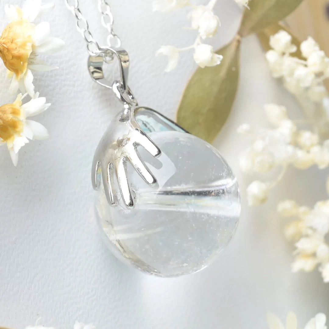 Pendentif main Cristal de roche – Clarté, Guérison et Énergie Positive