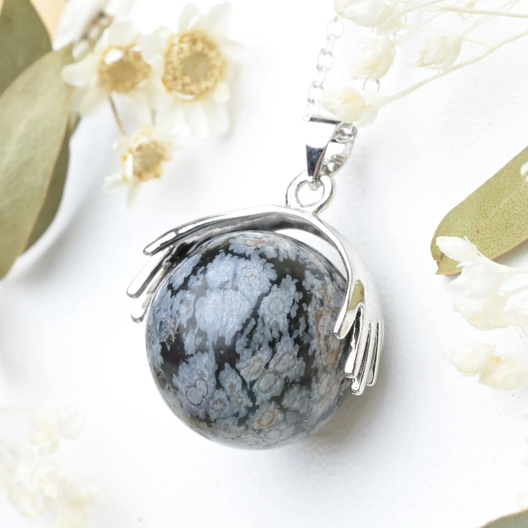 Pendentif main Obsidienne Neige – Sérénité et Protection