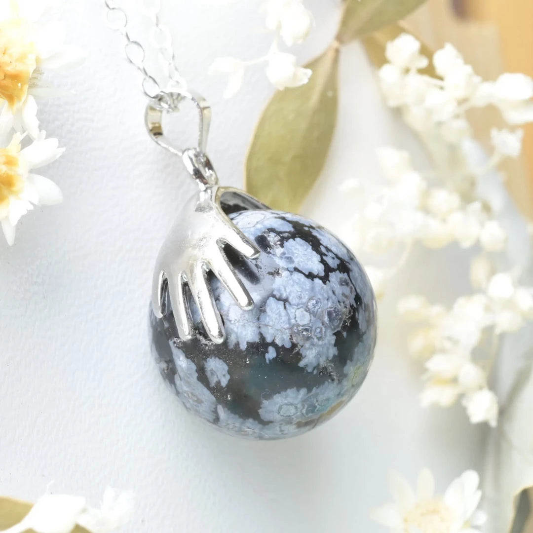 Pendentif main Obsidienne Neige – Sérénité et Protection