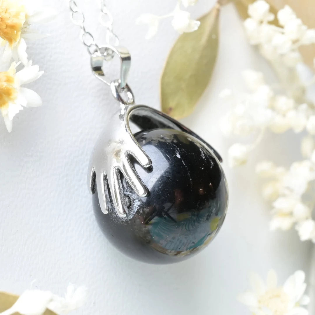 Pendentif main Tourmaline Noire – Protection et Équilibre Spirituel