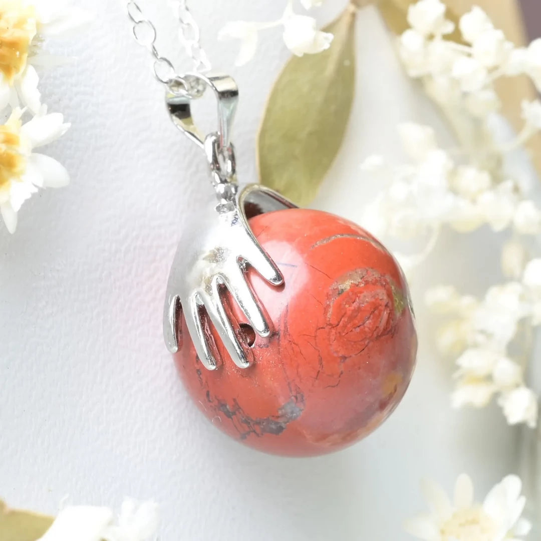 Pendentif main Jaspe Rouge – Force, Passion et Vitalité
