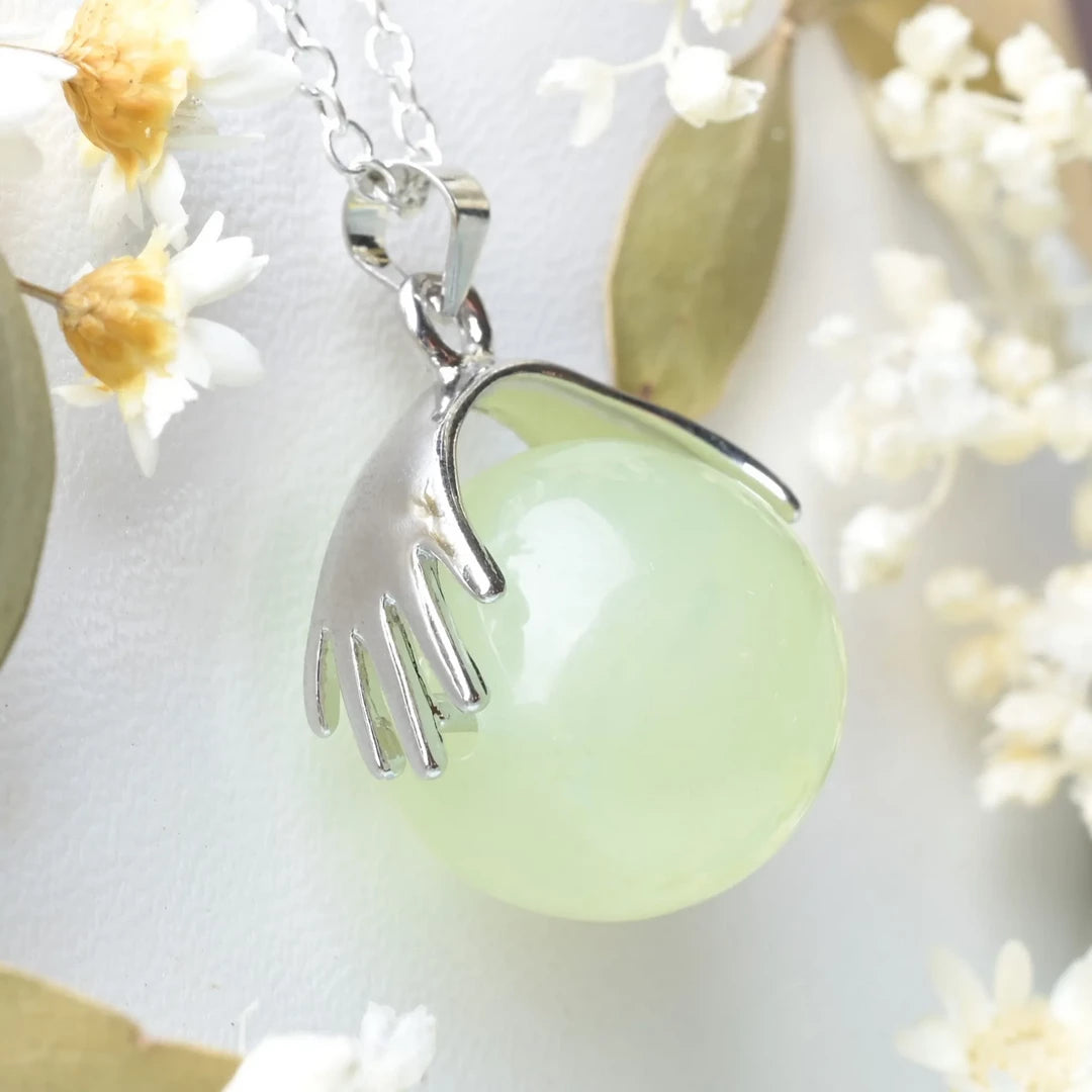 Pendentif main Jade – Sagesse, Prospérité et Équilibre