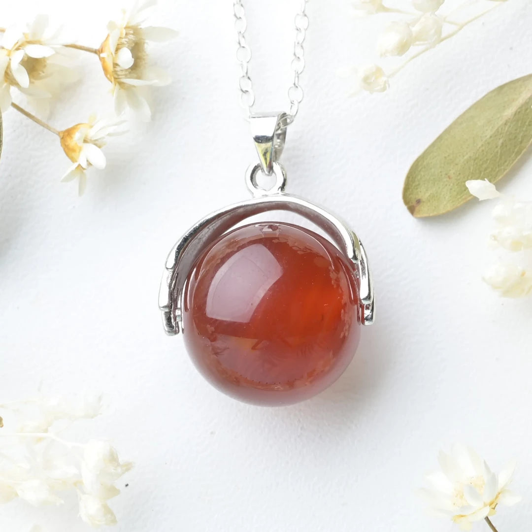 Pendentif main Cornaline – Vitalité et Créativité