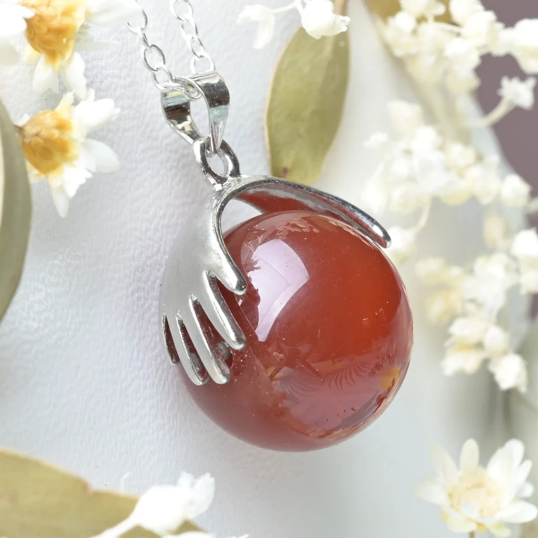 Pendentif main Cornaline – Vitalité et Créativité