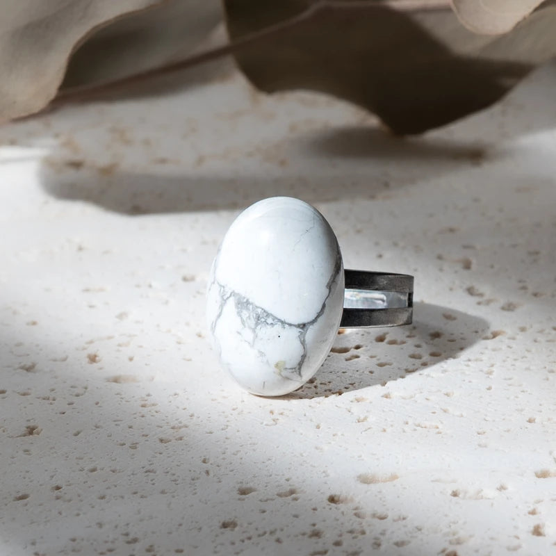 Bague ovale Howlite – Paix Intérieure et Clarté Mentale