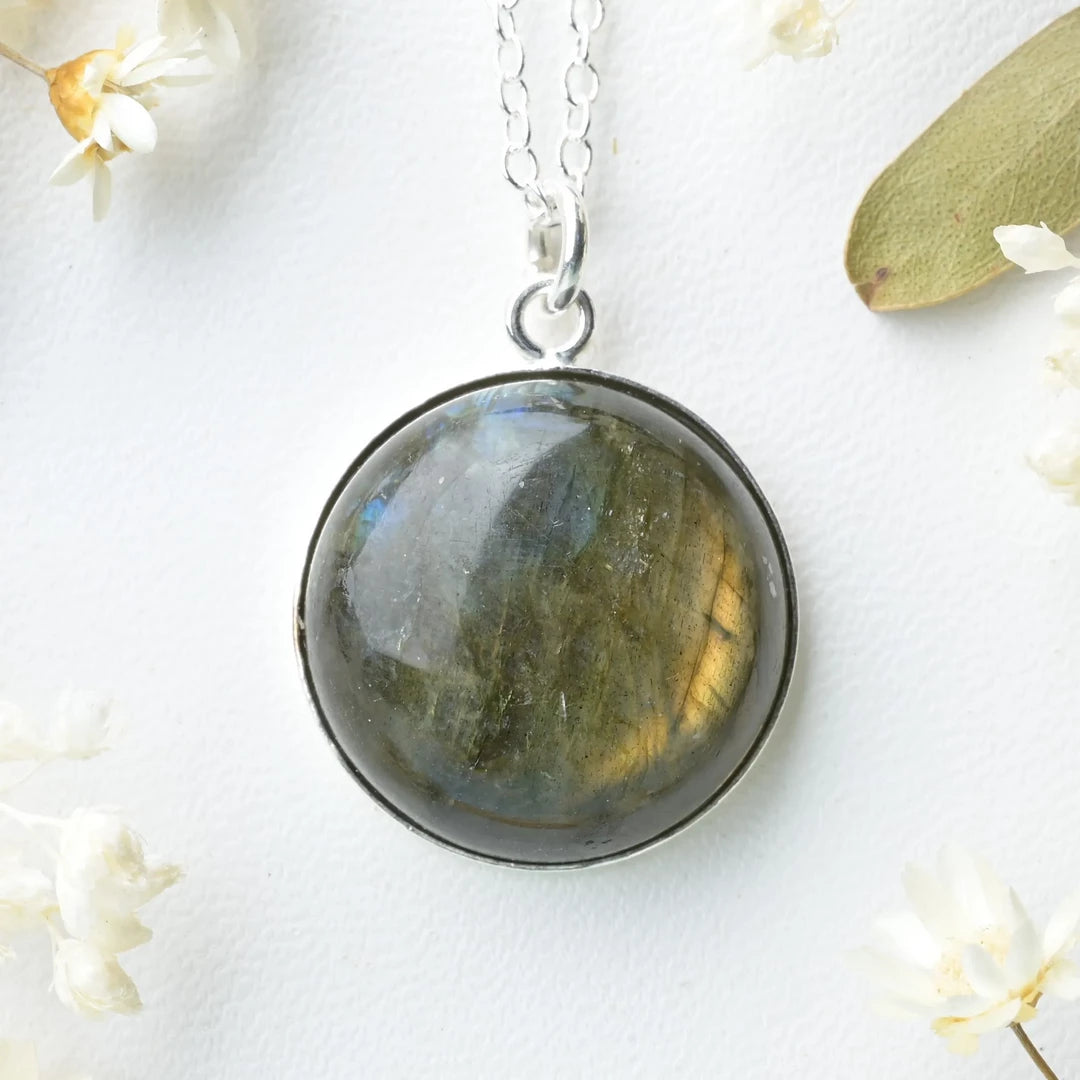 Pendentif rond Labradorite – Protection et Transformation