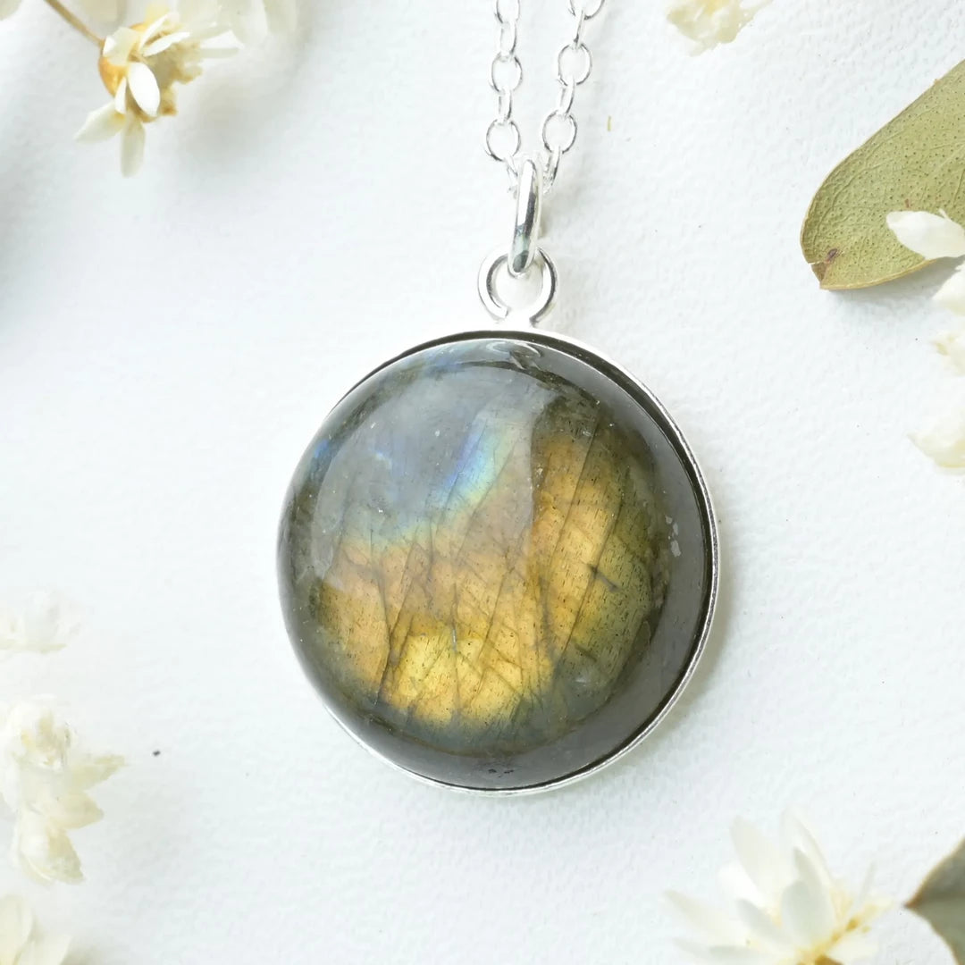 Pendentif rond Labradorite – Protection et Transformation