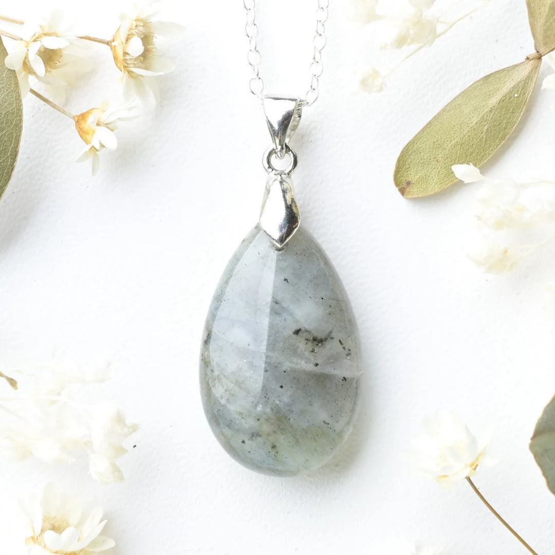 Pendentif goutte Labradorite – Protection et Transformation