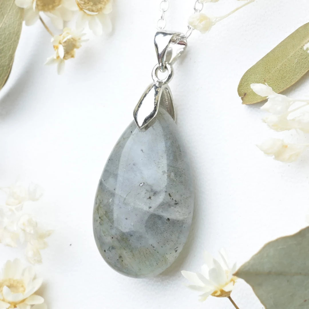 Pendentif goutte Labradorite – Protection et Transformation