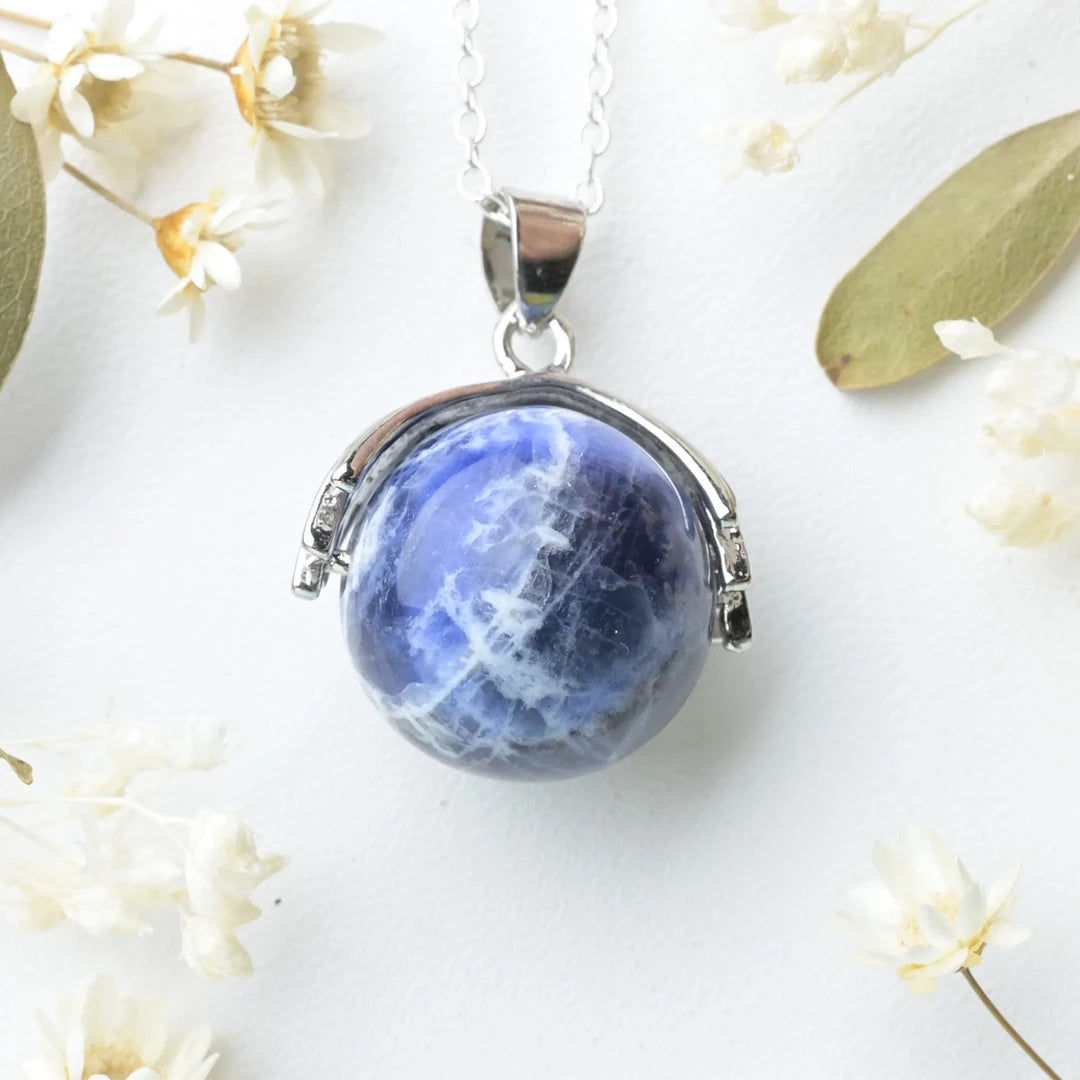 Pendentif main Sodalite – Clarté Mentale et Sérénité