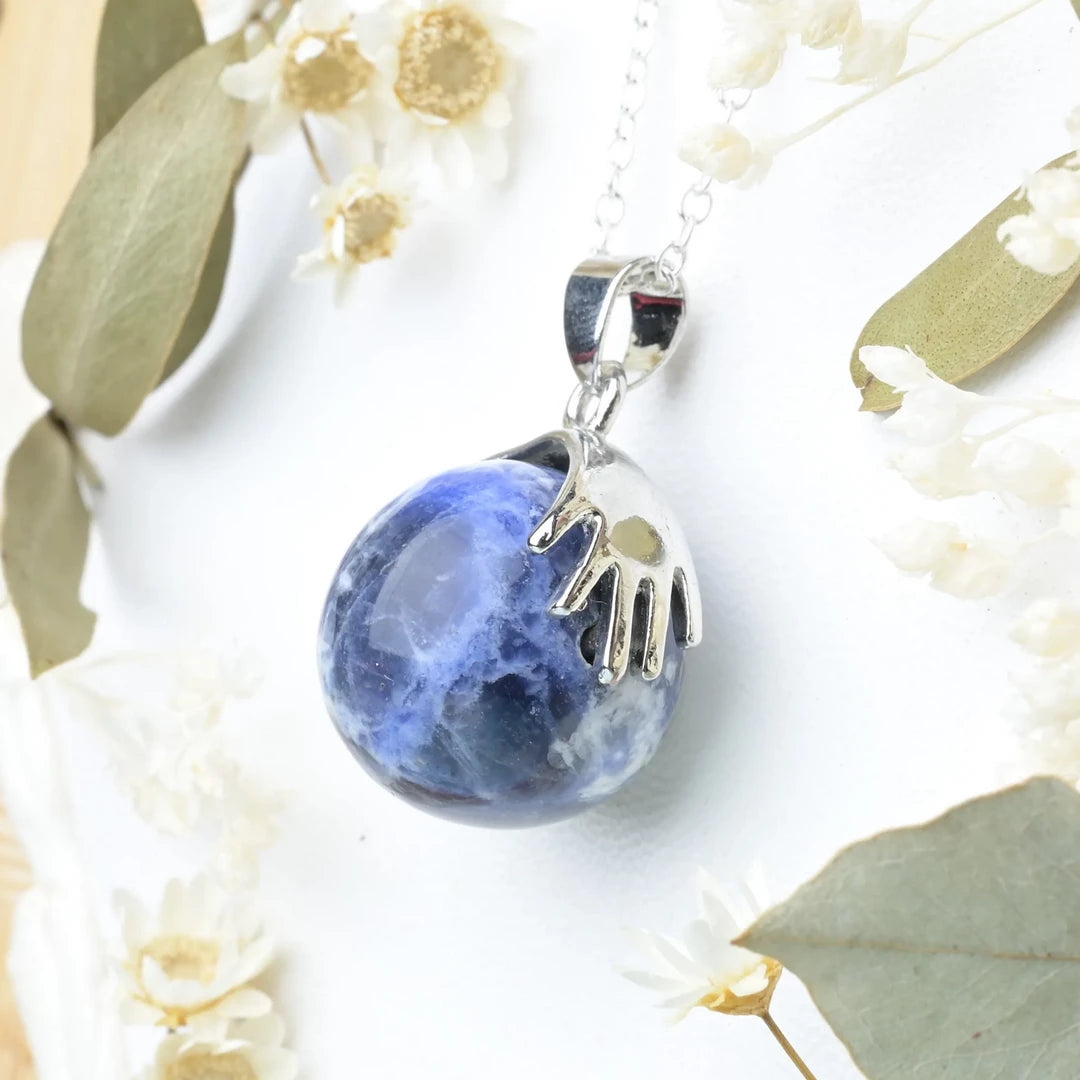 Pendentif main Sodalite – Clarté Mentale et Sérénité