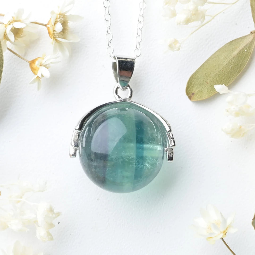Pendentif main Fluorine – Harmonie et Équilibre Spirituel