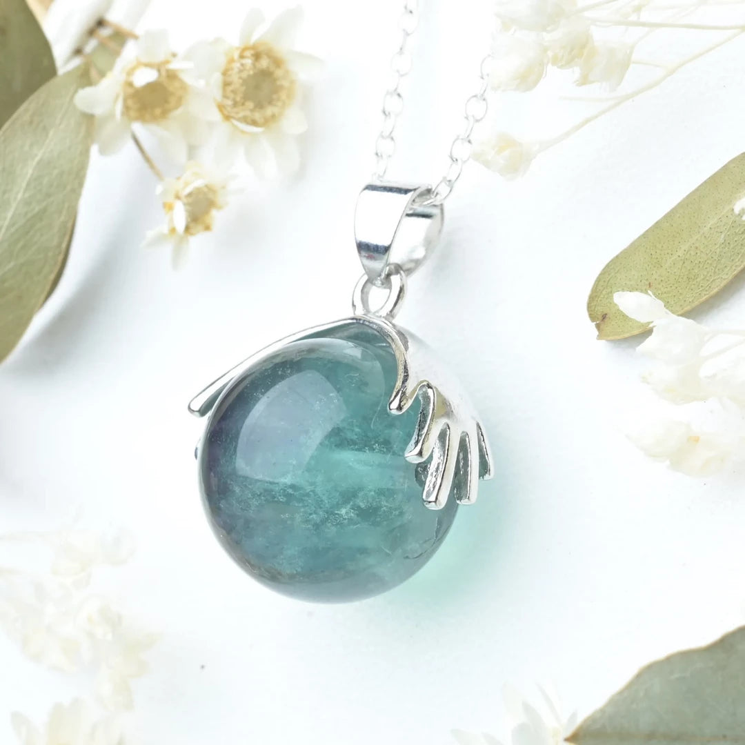 Pendentif main Fluorine – Harmonie et Équilibre Spirituel