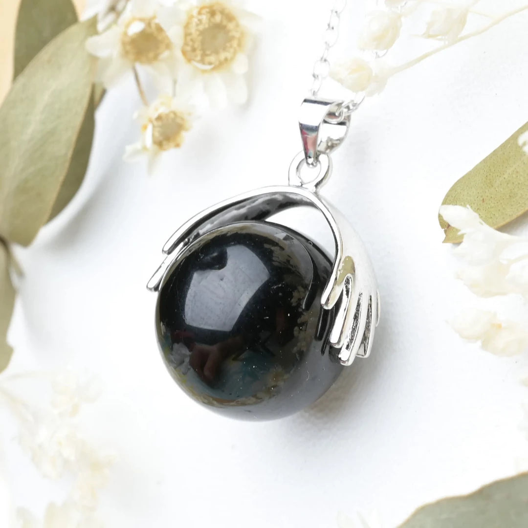 Pendentif main Tourmaline Noire – Protection et Équilibre Spirituel