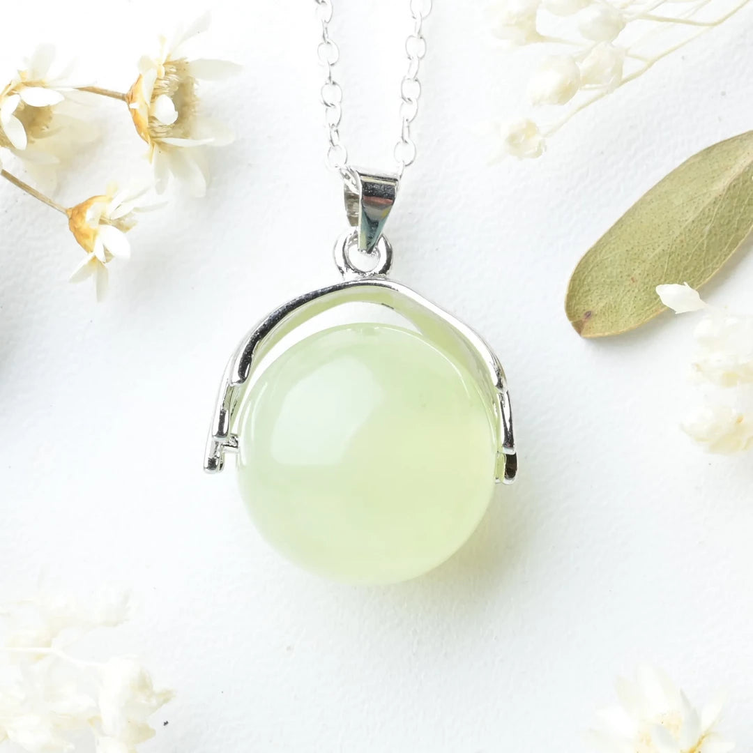 Pendentif main Jade – Sagesse, Prospérité et Équilibre