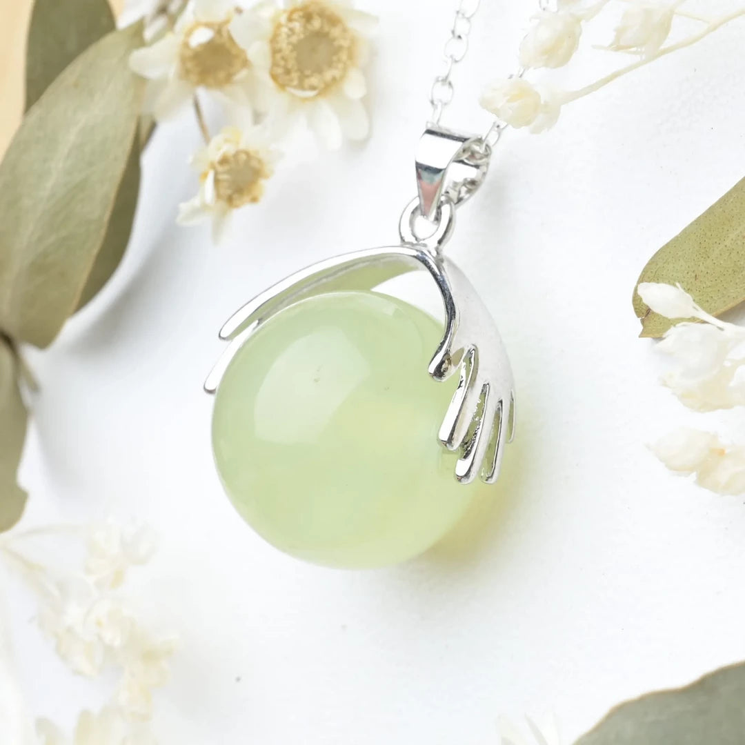 Pendentif main Jade – Sagesse, Prospérité et Équilibre