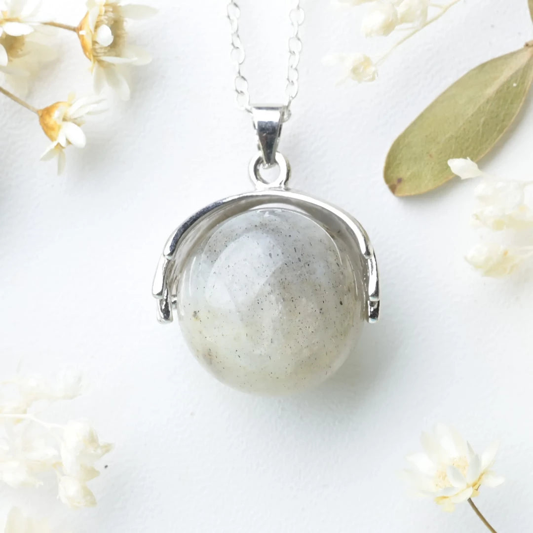 Pendentif main Labradorite – Protection et Transformation