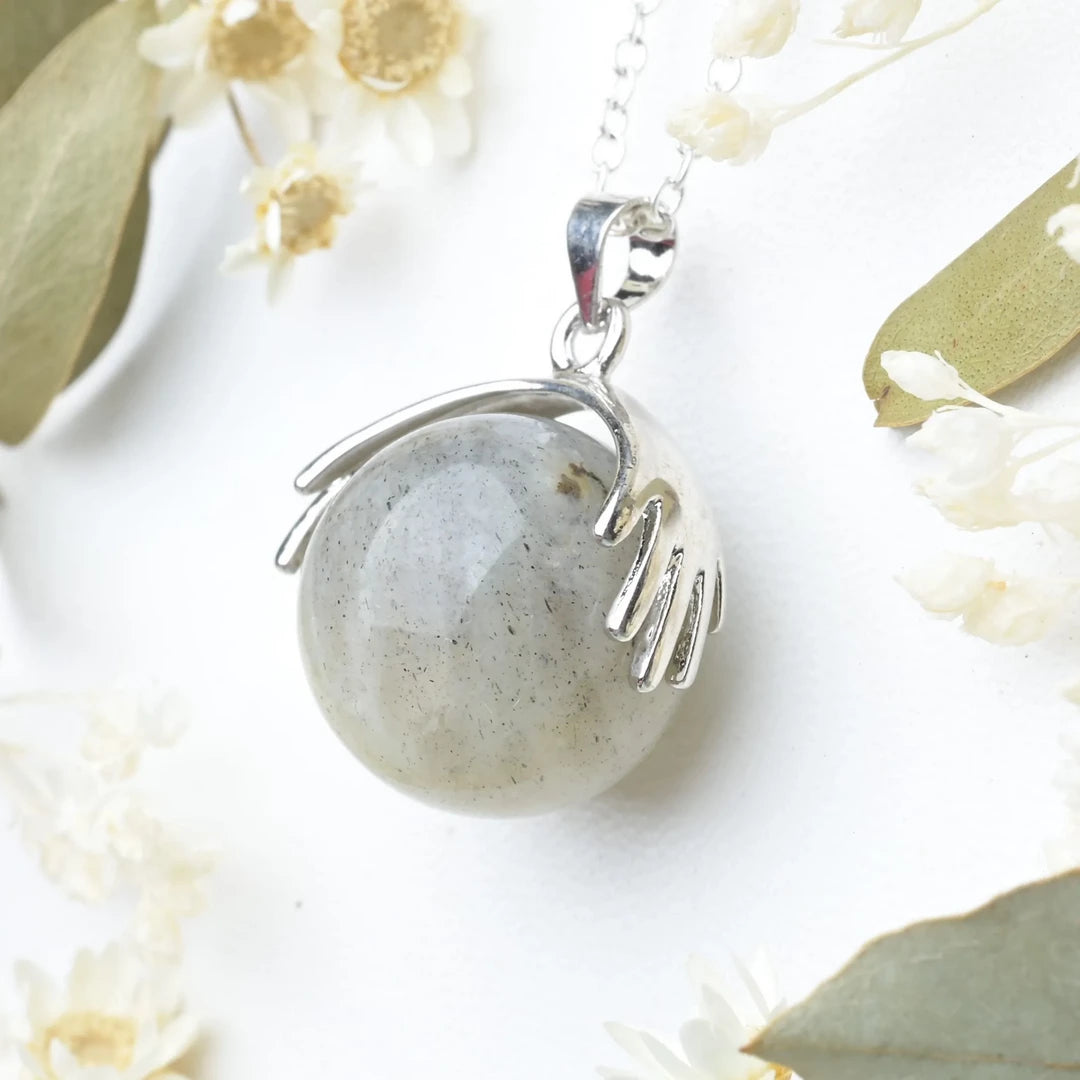 Pendentif main Labradorite – Protection et Transformation