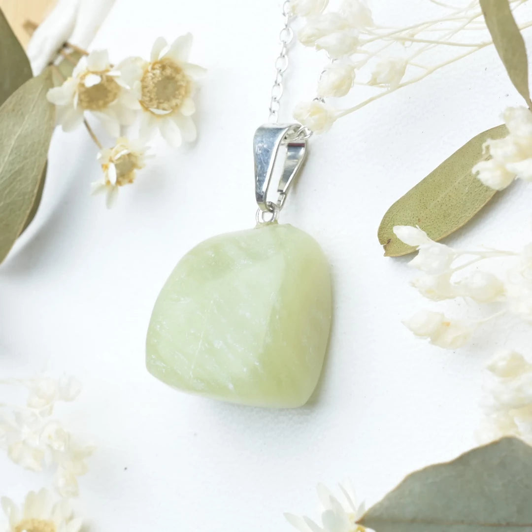 Pendentif roulé Jade – Sagesse, Prospérité et Équilibre
