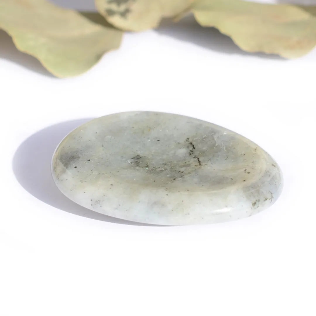 Galet Anti-Stress Labradorite – Protection et Transformation
