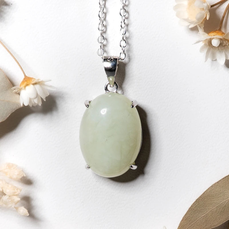 Pendentif oval Jade – Sagesse, Prospérité et Équilibre