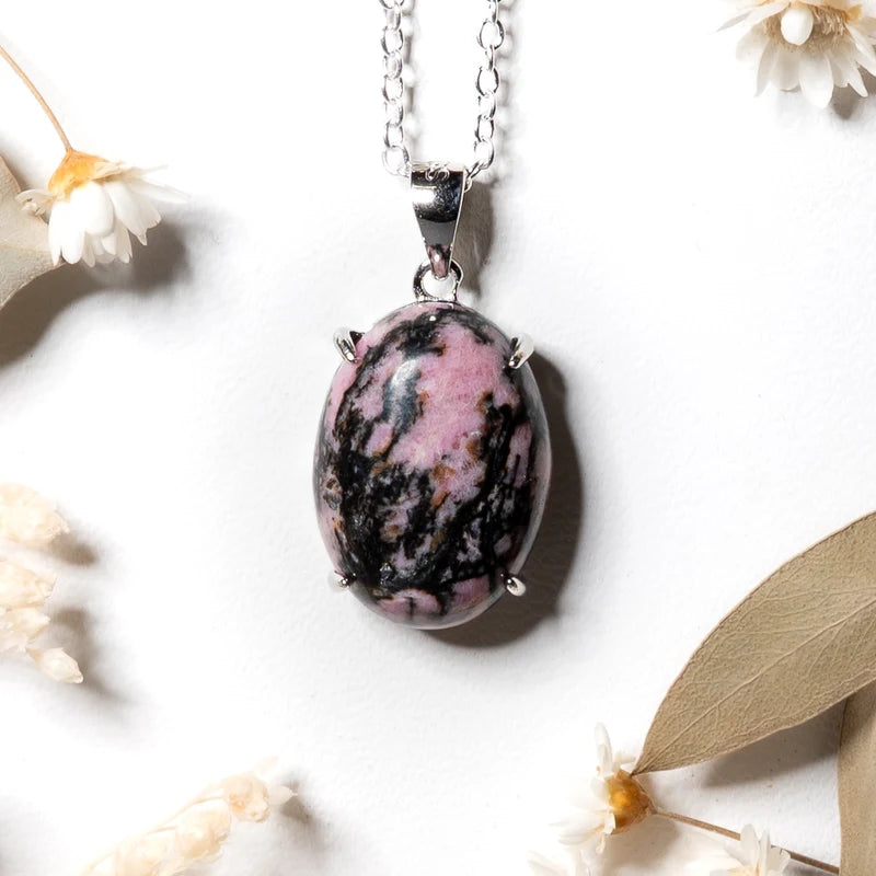 Pendentif oval Rhodonite – Harmonie Émotionnelle et Amour Inconditionnel