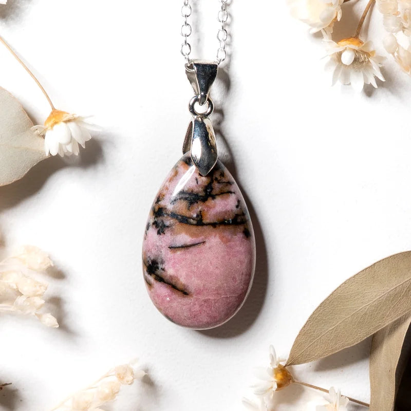 Pendentif goutte Rhodonite – Harmonie Émotionnelle et Amour Inconditionnel