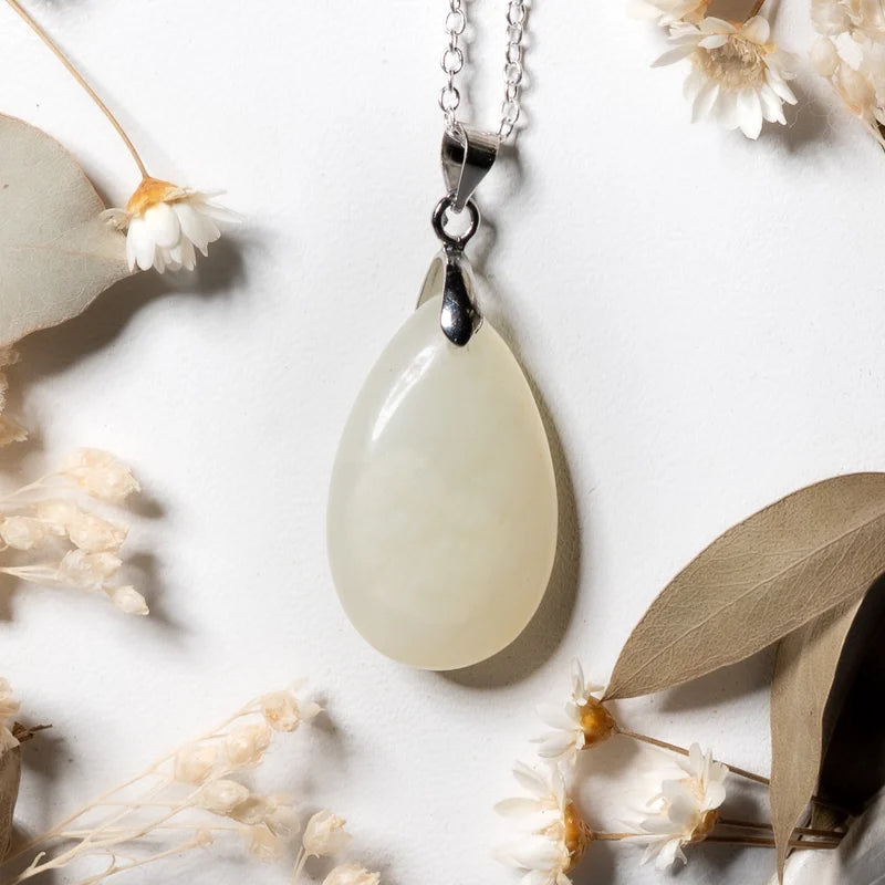 Pendentif goutte Jade – Sagesse, Prospérité et Équilibre