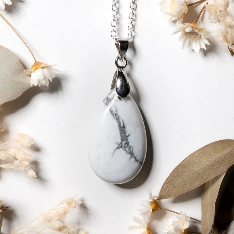 Pendentif goutte Howlite – Paix Intérieure et Clarté Mentale