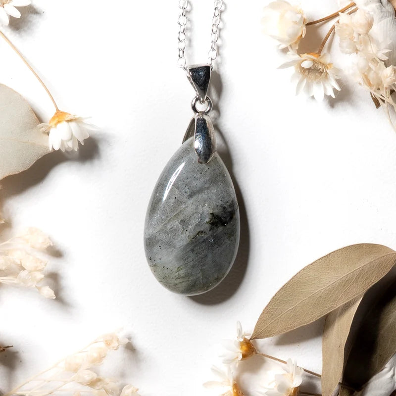 Pendentif goutte Labradorite – Protection et Transformation
