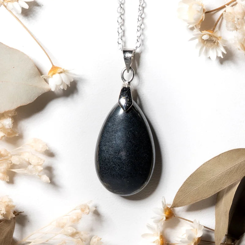 Pendentif goutte Hématite – Protection et Stabilité
