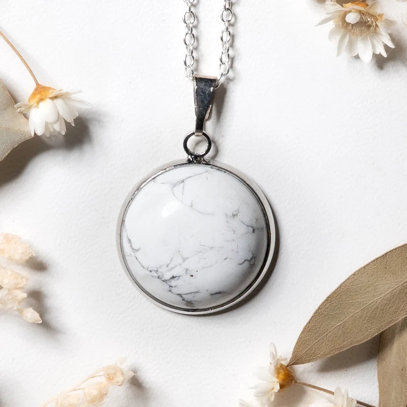 Pendentif rond Howlite – Paix Intérieure et Clarté Mentale