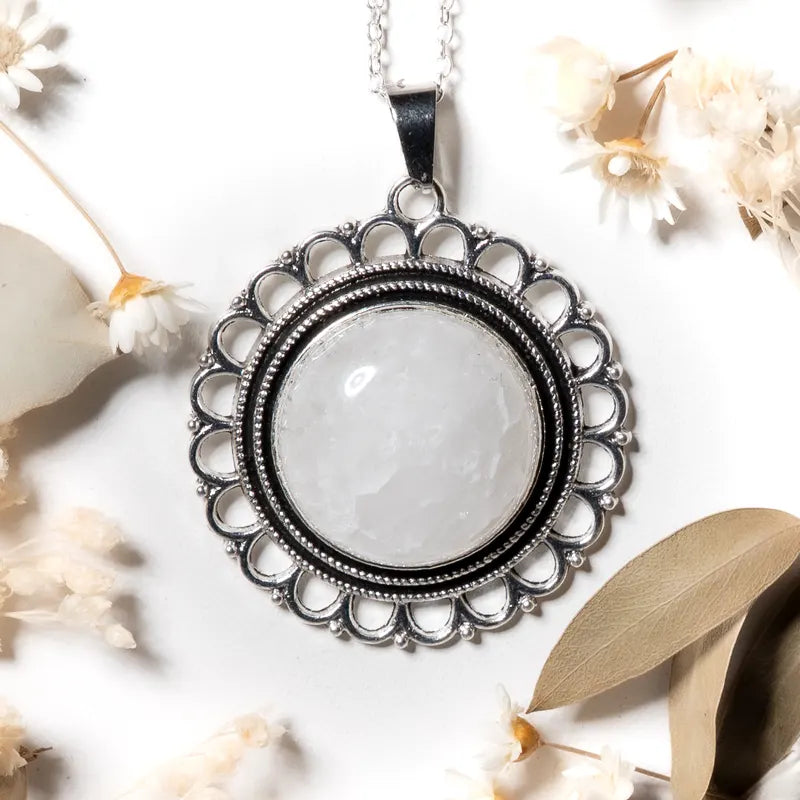 Pendentif fleur Cristal de roche – Clarté, Guérison et Énergie Positive