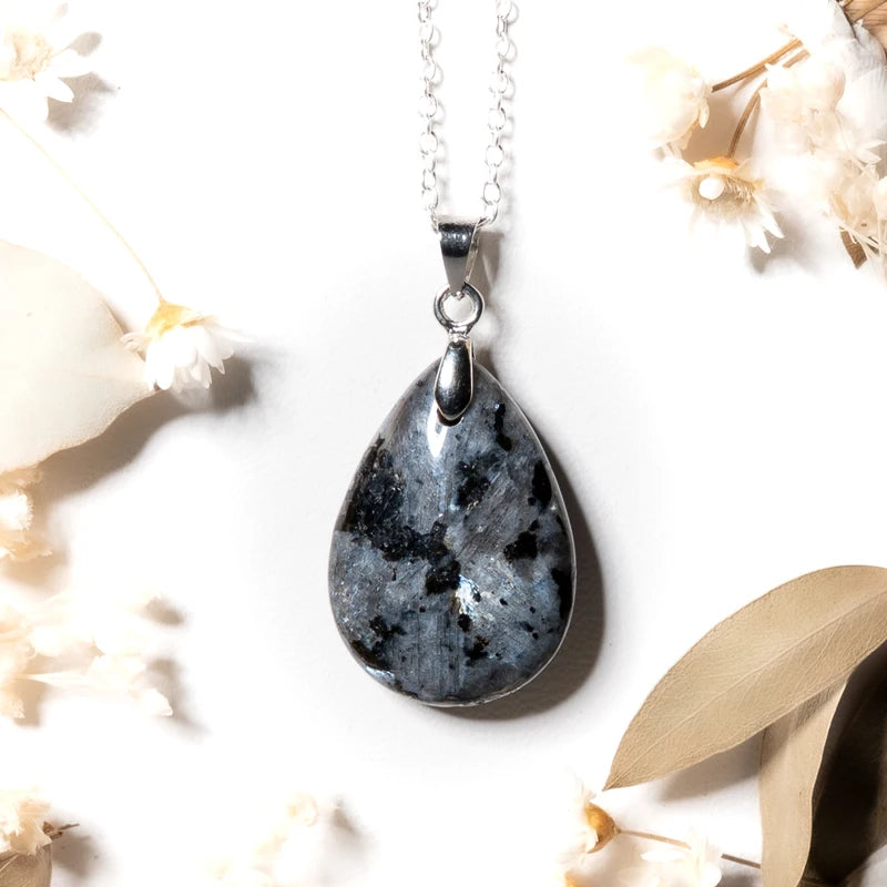 Pendentif goutte Larvikite – Équilibre et Protection Énergétique