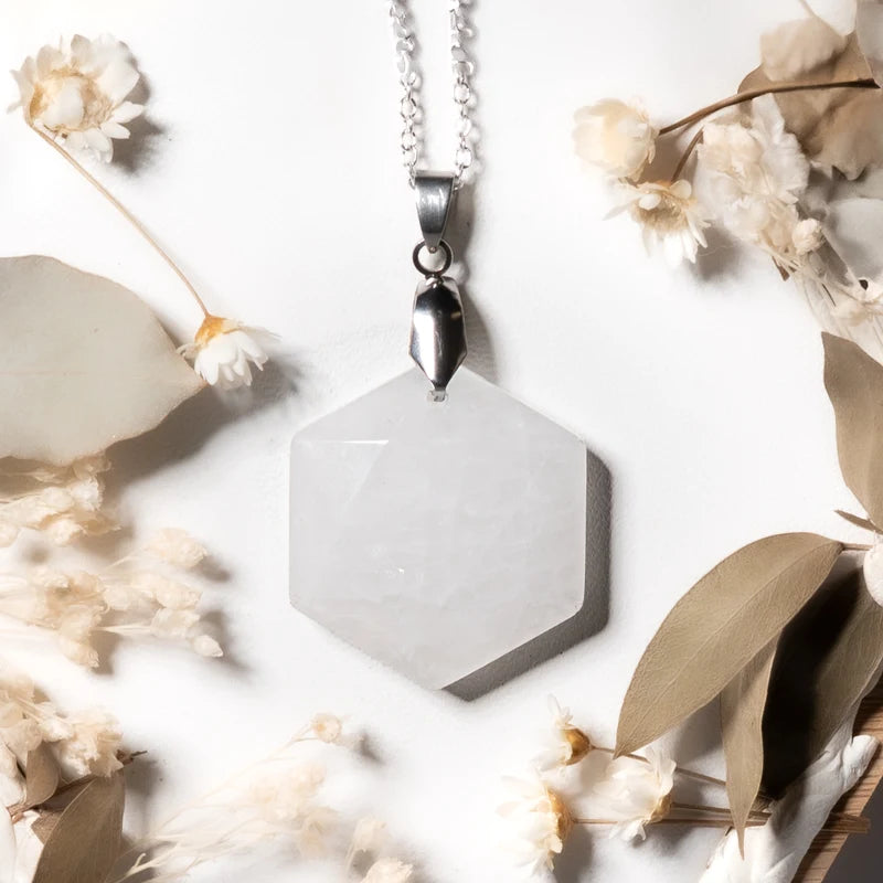 Pendentif hexagonal Cristal de roche – Clarté, Guérison et Énergie Positive