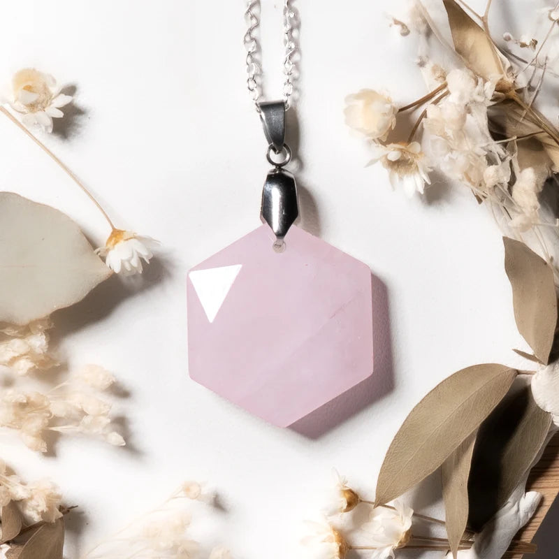 Pendentif hexagonal Quartz Rose – Amour et Guérison Émotionnelle