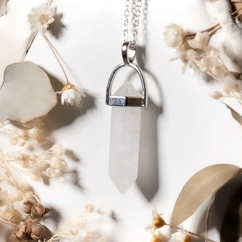 Pendentif pointe Cristal de roche – Clarté, Guérison et Énergie Positive