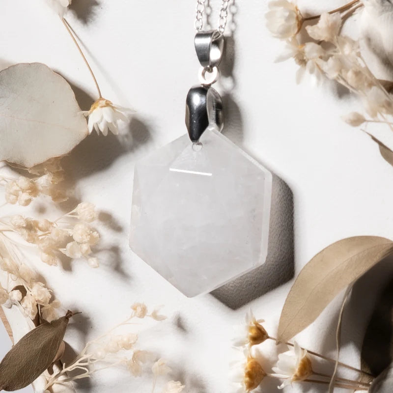Pendentif hexagonal Cristal de roche – Clarté, Guérison et Énergie Positive