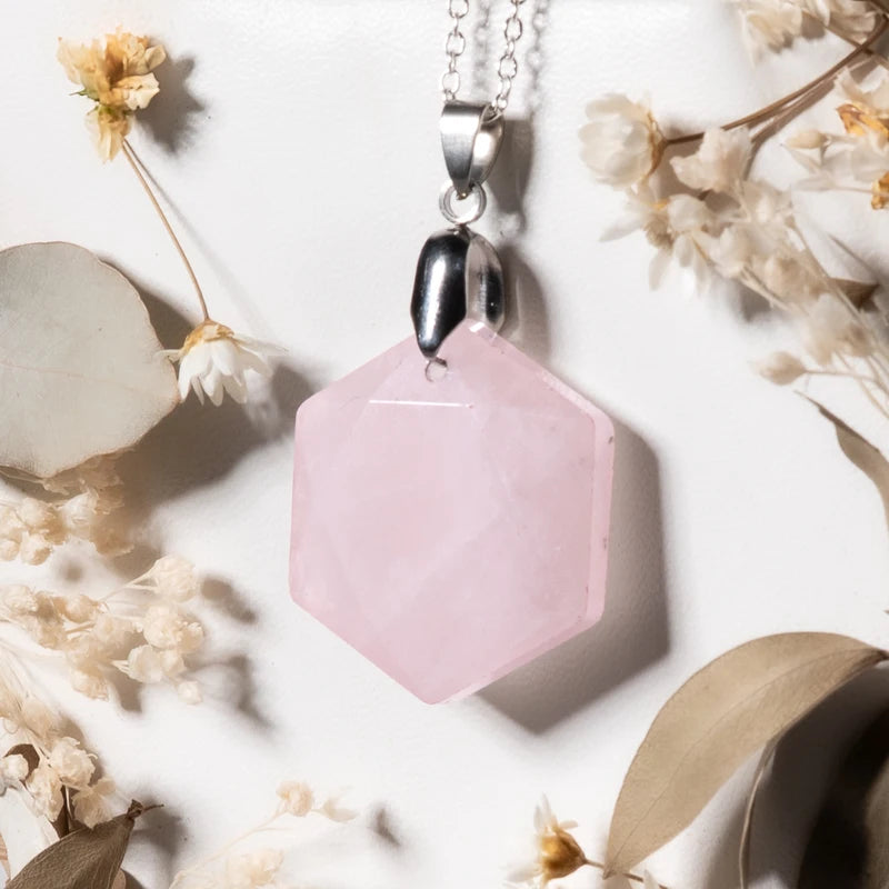 Pendentif hexagonal Quartz Rose – Amour et Guérison Émotionnelle