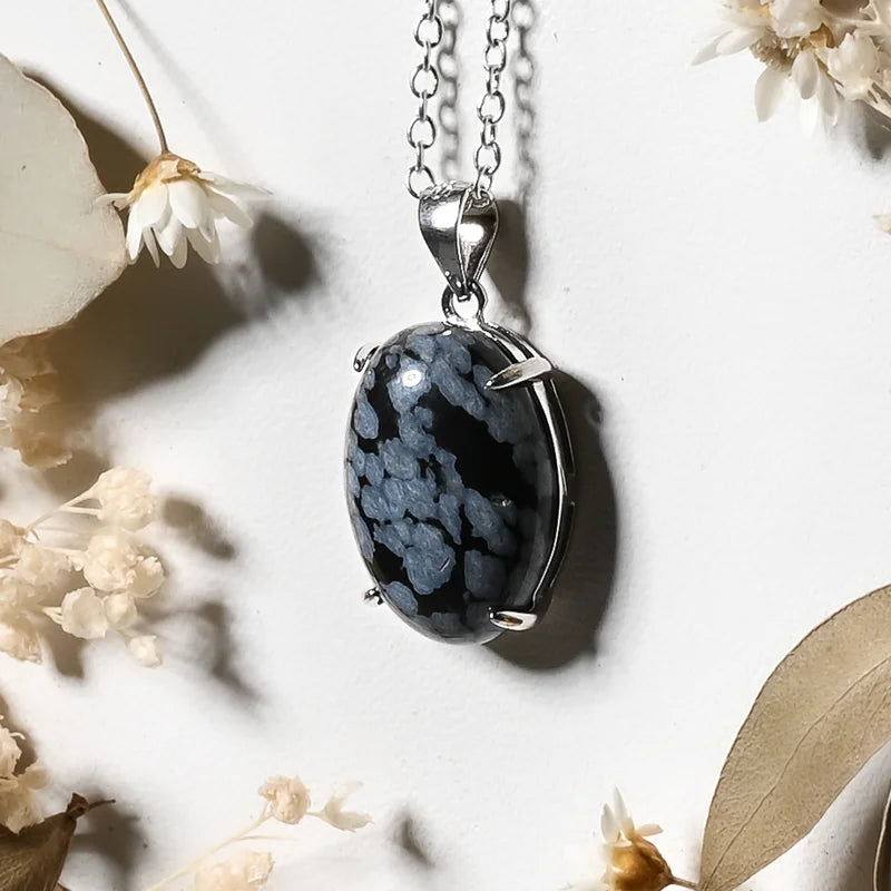 Pendentif oval Obsidienne Neige – Sérénité et Protection