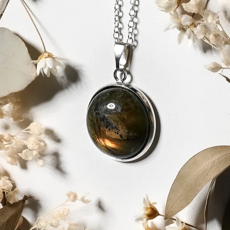 Pendentif rond Labradorite – Protection et Transformation